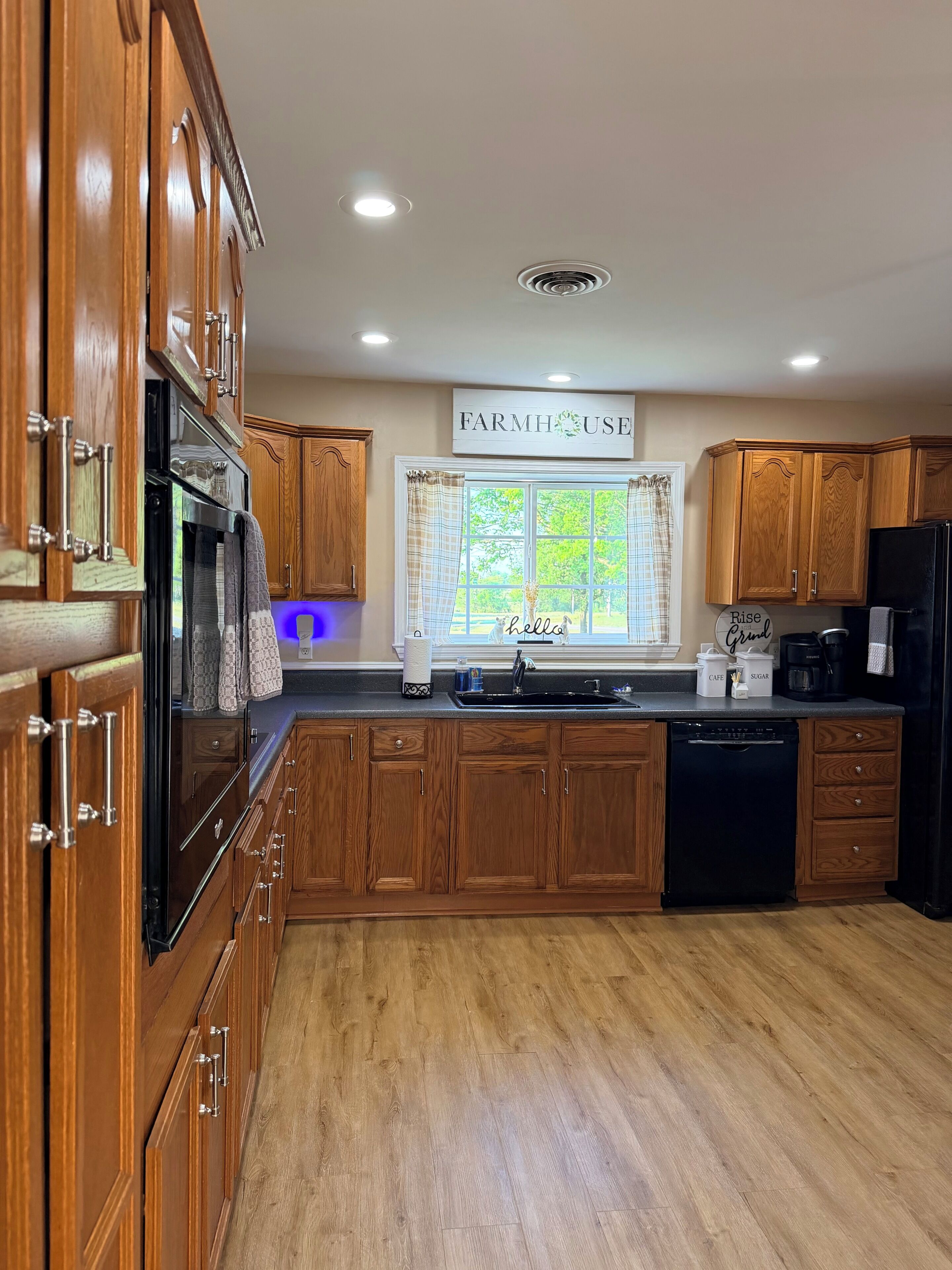 Coffee/tea maker, fridge, microwave, oven