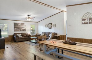 Smart-tv, videospelletjes, een dvd-speler en een filmbibliotheek