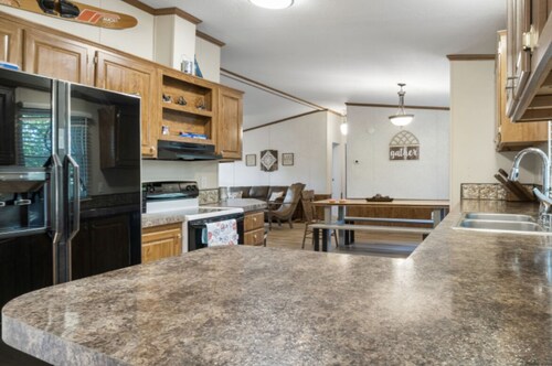 Cozy 3 bedroom with deck just 2 miles from Alberta Creek Marina on Lake Texoma