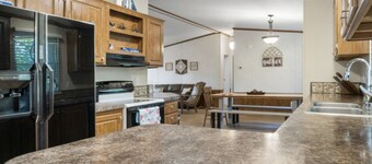 Cozy 3 bedroom with deck just 2 miles from Alberta Creek Marina on Lake Texoma