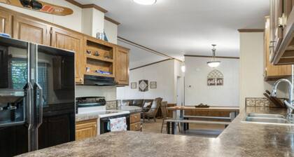 Lake Texoma Retreat
Sleeps 9 • Fire
Pit • 2mi to Marina