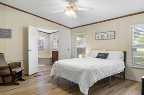 3 slaapkamers, een strijkplank/strijkijzer, reisbedje, gratis wifi