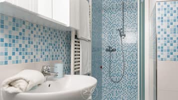 Douche, sĂšche-cheveux, bidet, serviettes fournies