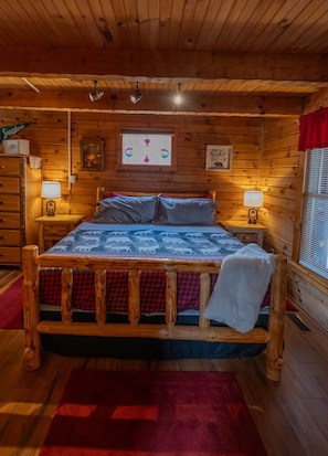 1 bedroom, iron/ironing board, WiFi, bed sheets - Bear Necessities: peaceful, With/romantic hot tub. (Sevierville)