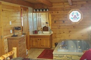 按摩浴缸、吹风机、毛巾