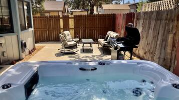 Tina de hidromasaje al aire libre