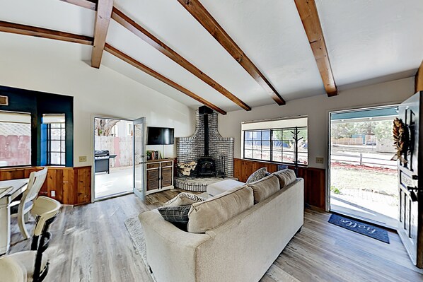 Smart TV, fireplace, video games, books - ❤UpdatedCabin with ★FirePlace★HotTub★BBQ★EVCharger★Boardgames❤Arcade🕹Firepit (Big Bear)