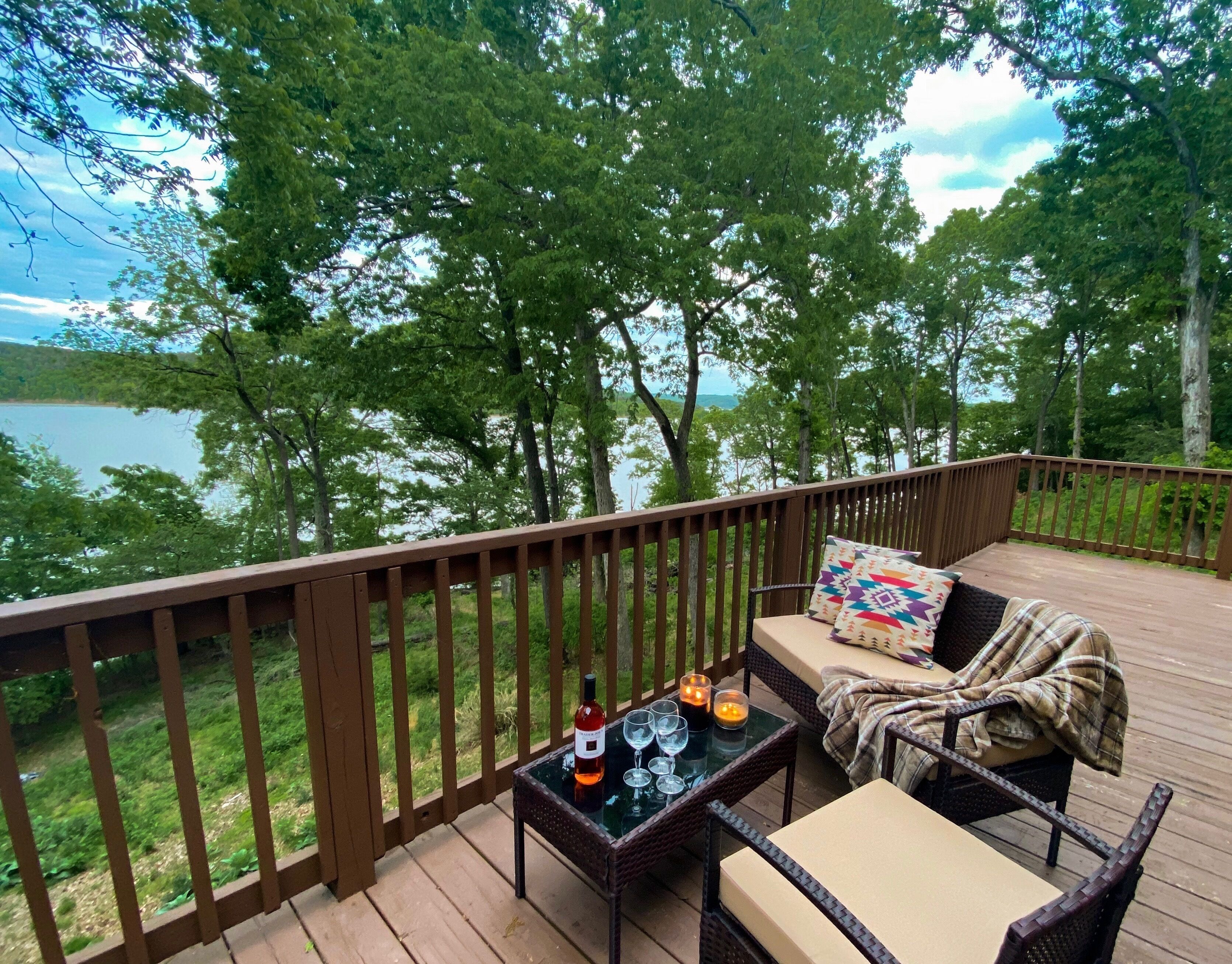 VIEW, Kayaks, Cvrd Deck, Hot Tub, Gm Room, Spacious and 10 min to dwntn Rogers