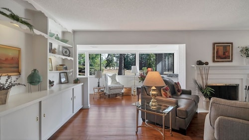 Golf front condo, walk to the Cradle, driving range, 91st hole or pro shop.