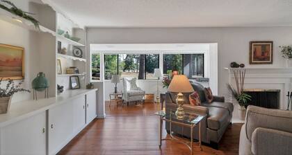 Golf front condo, walk to the Cradle, driving range, 91st hole or pro shop.