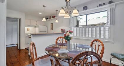 Golf front condo, walk to the Cradle, driving range, 91st hole or pro shop.