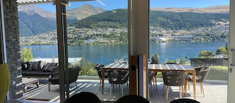 Kelvin Heights ultra modern luxurious house, exceptional lake and mountain views