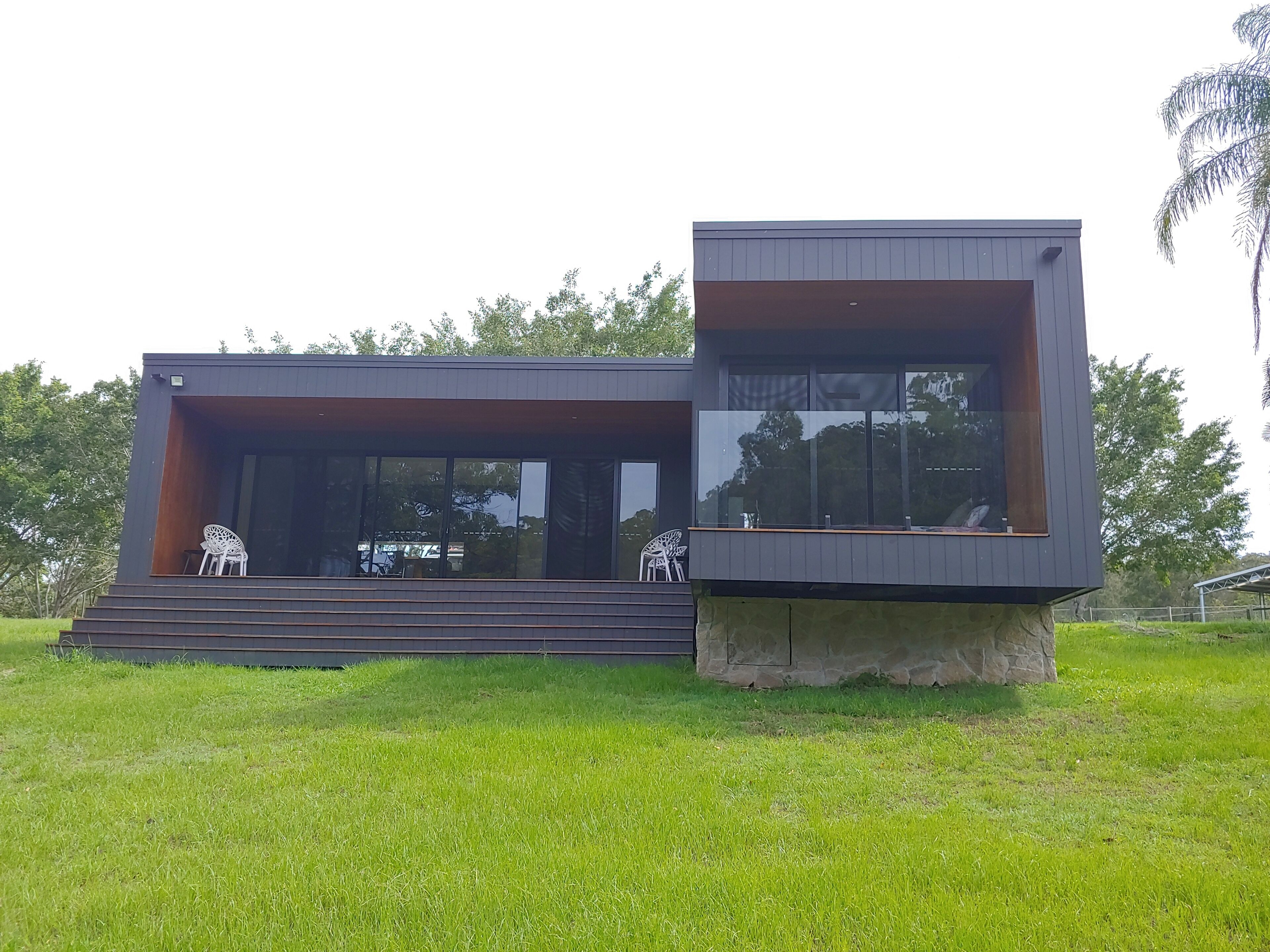 Hinze Dam Luxury Cabin