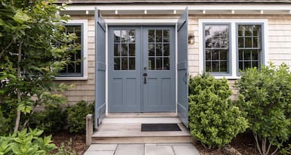 LUXURIOUS New Cottage! 5-min. walk to Main St. And Harbor Beaches