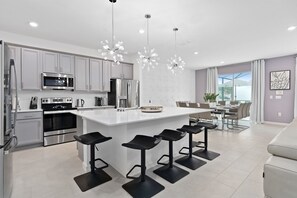 Jääkaappi, mikroaaltouuni, uuni, liesi