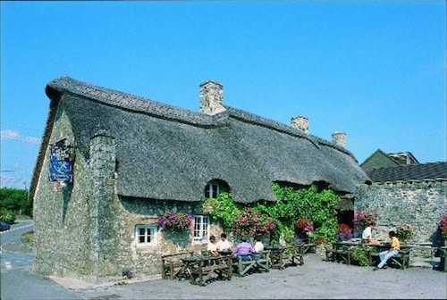 1-Bed Cottage on Coastal Pathway in South Wales