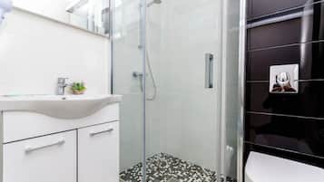 Chuveiro, secador de cabelo, toalhas de banho