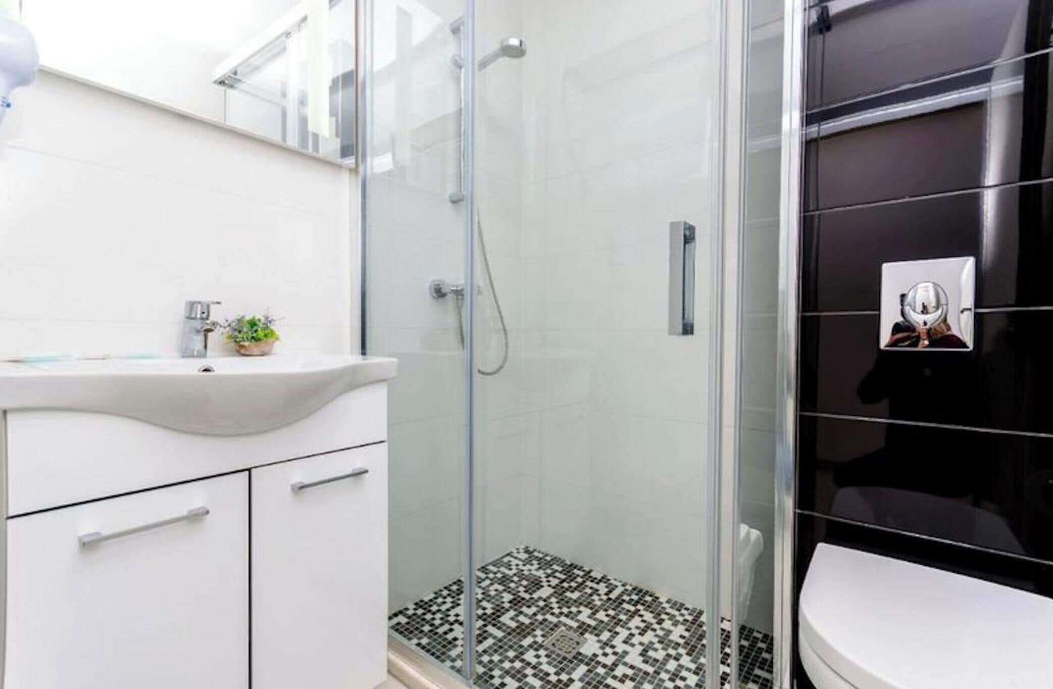 Een douche, een haardroger, handdoeken