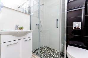 Douche, sèche-cheveux, serviettes fournies