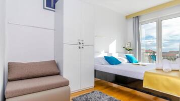 1 quarto, escrivaninha, Wi-Fi, roupa de cama