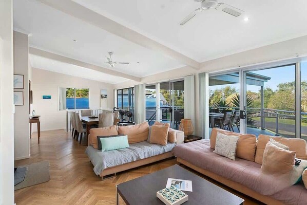 Télévision, cheminée, livres