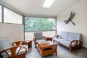 Tv, eldstad och böcker