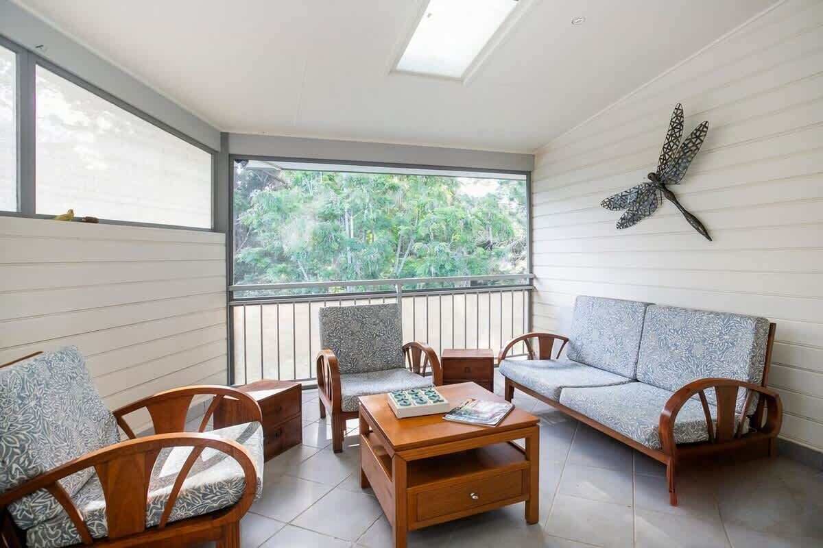 Televisio, takka, kirjoja