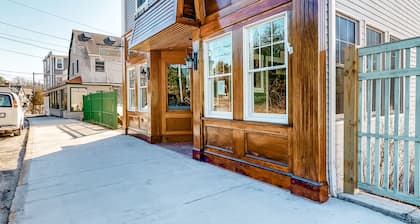 Lovely downtown Northeast Harbor suite near the water and near Acadia
