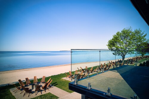 Suite 200: Spacious Beachfront Townhouse