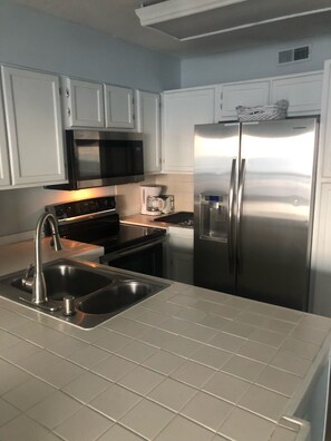 Private kitchen - OCEANFRONT TOP FLOOR PENTHOUSE (Carolina Beach)