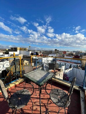 Outdoor dining - We are looking forward to welcoming you to our home (Essaouira)