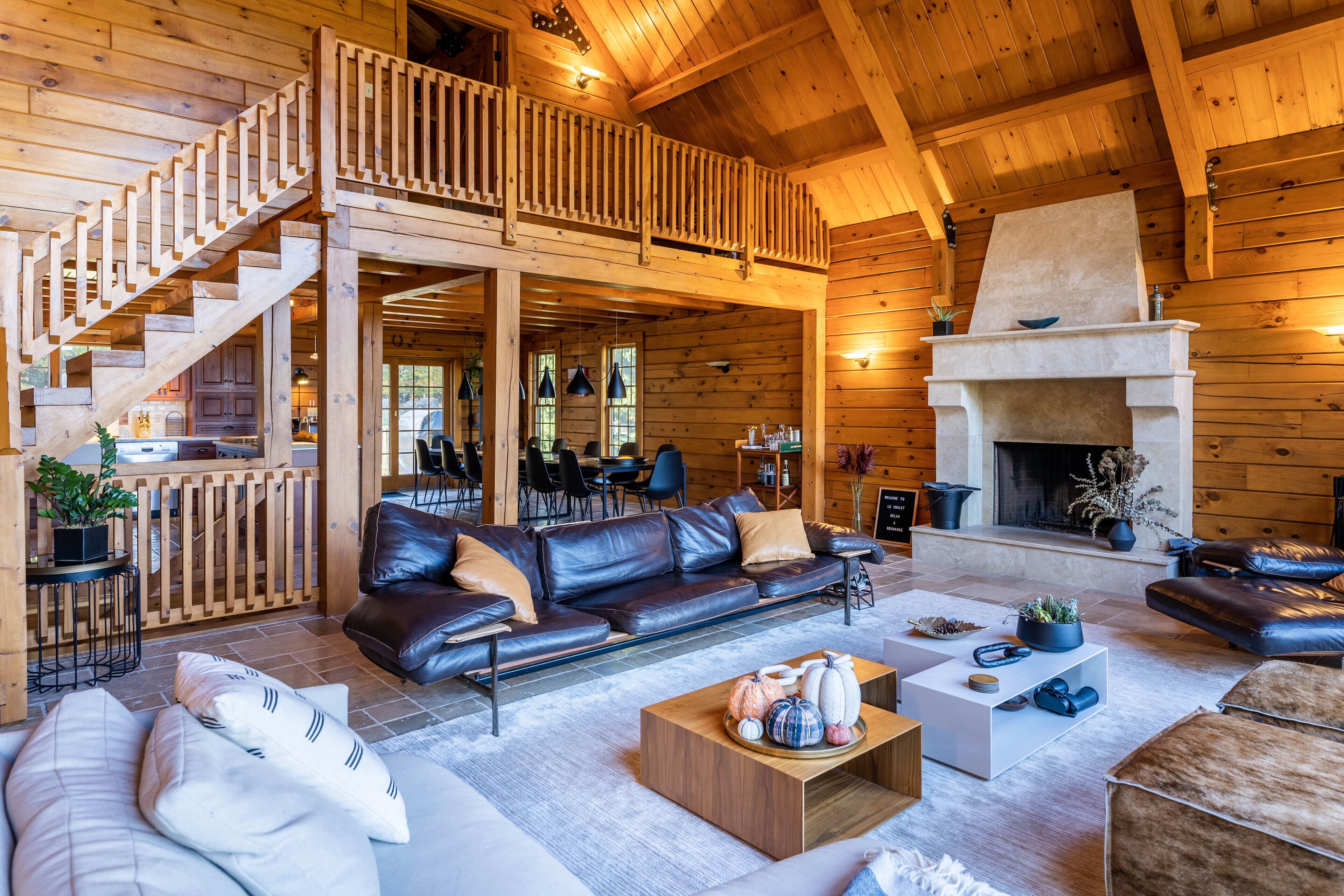 TV connectée, cheminée, baby-foot, jouets