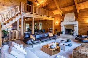 TV connectée, cheminée, baby-foot, jouets