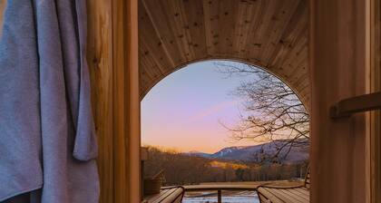 Le Chalet: Modern Design, Mountain views, Chef's Kitchen, Sauna & Hot Tub