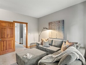 Smart TV, fireplace - Mountain Escape w/ Amazing Views | 2 bdr/2bath | free parking | Perfect Location (Whistler)