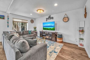 Smart TV, fireplace, video games, table football - Seaside Riverfront Escape • HotTub • Walk to Beach (Seaside)