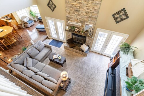 Sprawling Luxury Home on a Private Cul De Sac with Gaming Sports Bar, Big Yard Mins to Annapolis