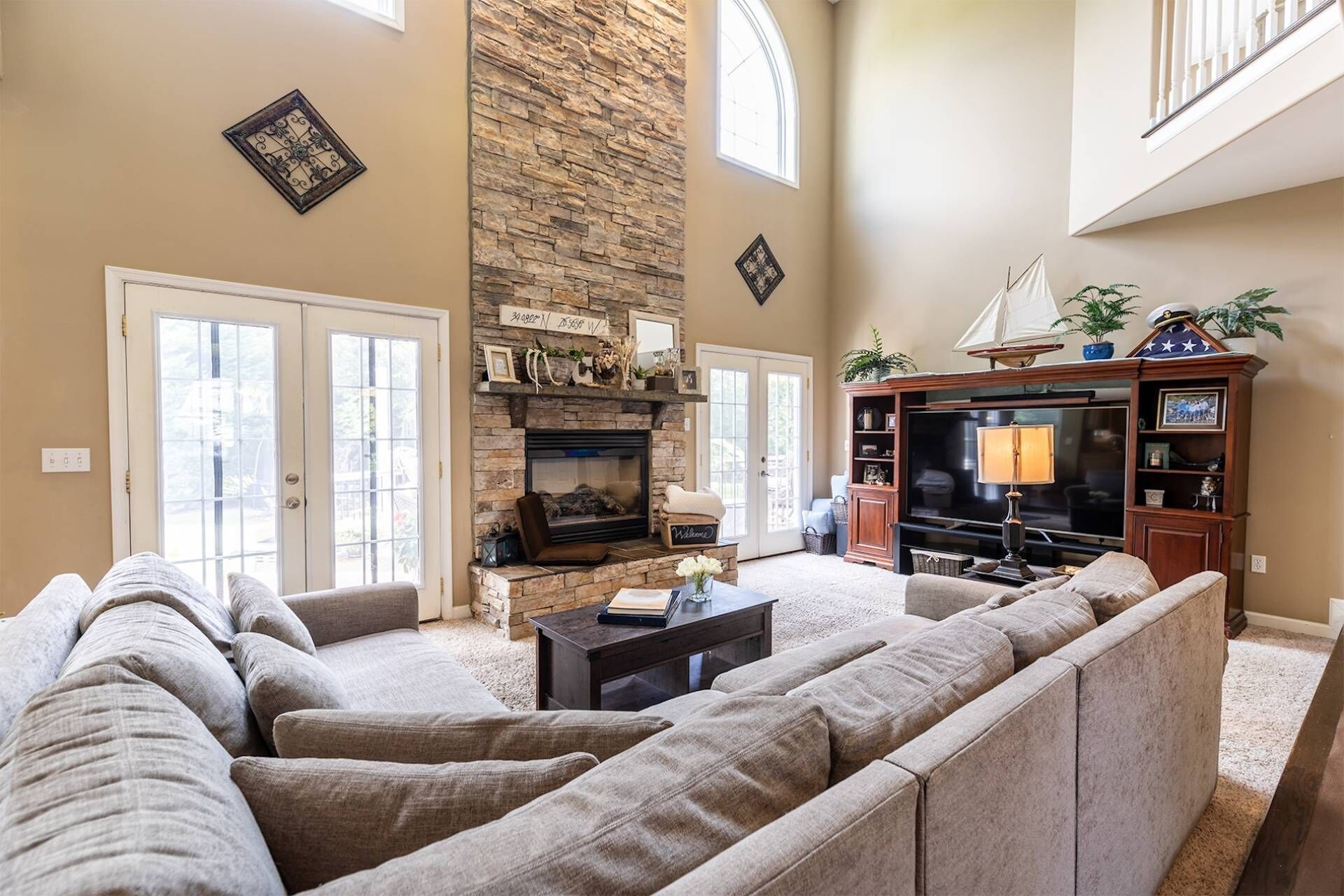 Smart TV, fireplace, DVD player