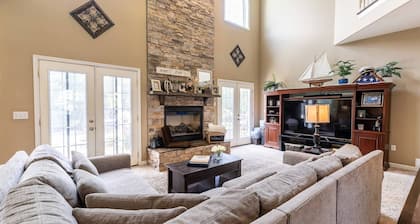 Sprawling Luxury Home on a Private Cul De Sac with Gaming Sports Bar, Big Yard Mins to Annapolis