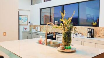 Frigorífic, microones, forn i placa de cuina