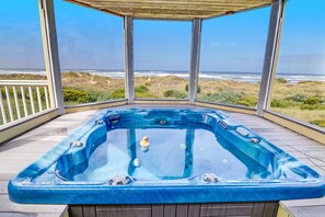 Indoor spa tub - Ocean Front with Hot Tub, Dog Friendly! (Waldport)