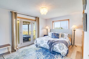 3 bedrooms, iron/ironing board, free WiFi, bed sheets - Ocean Front with Hot Tub, Dog Friendly! (Waldport)