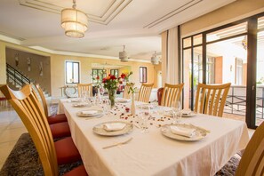 Villa, 5 habitaciones, para fumadores, alberca privada | Comedor