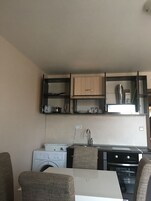 Habitación, 1 habitación, fumadores, balcón | Cocina privada | Frigorífico y utensilios de cocina