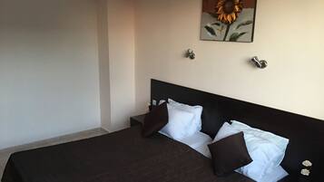 Room, 1 Bedroom, Smoking, Balcony | 1 bedroom, bed sheets