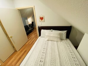 2 habitaciones, tabla de planchar con plancha, wifi y ropa de cama 