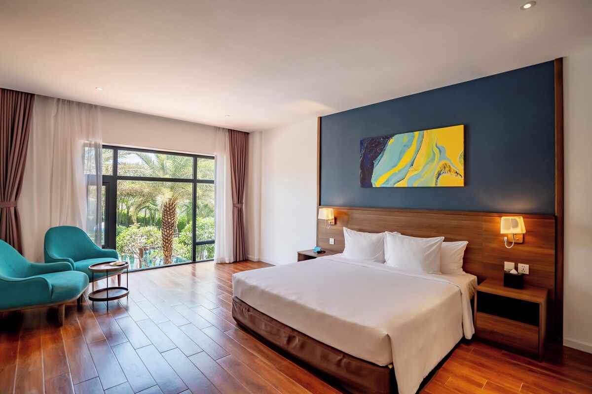 Deluxe Double Room, Pool View | Minibar, in-room safe, WiFi (free), bed sheets