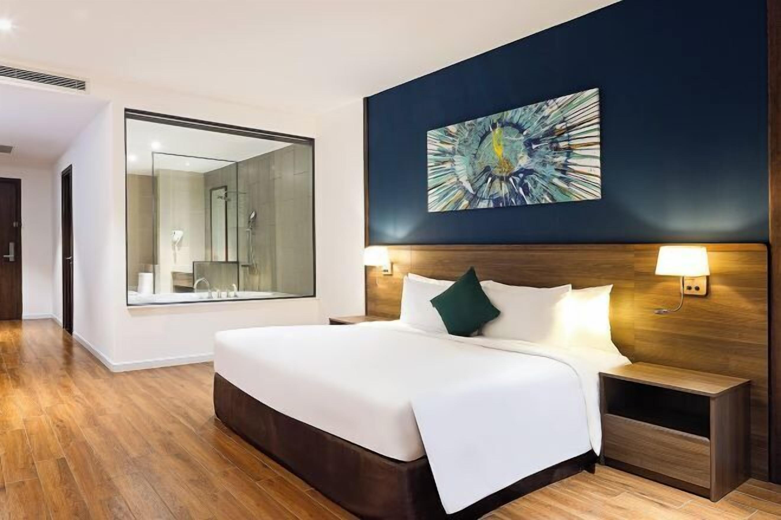 Minibar, caja de seguridad en la habitación, wifi gratis y ropa de cama 