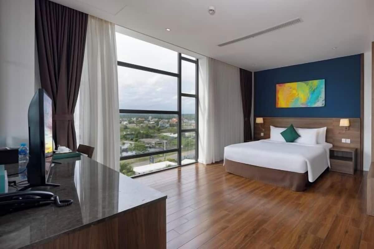 Minibar, in-room safe, free WiFi, bed sheets