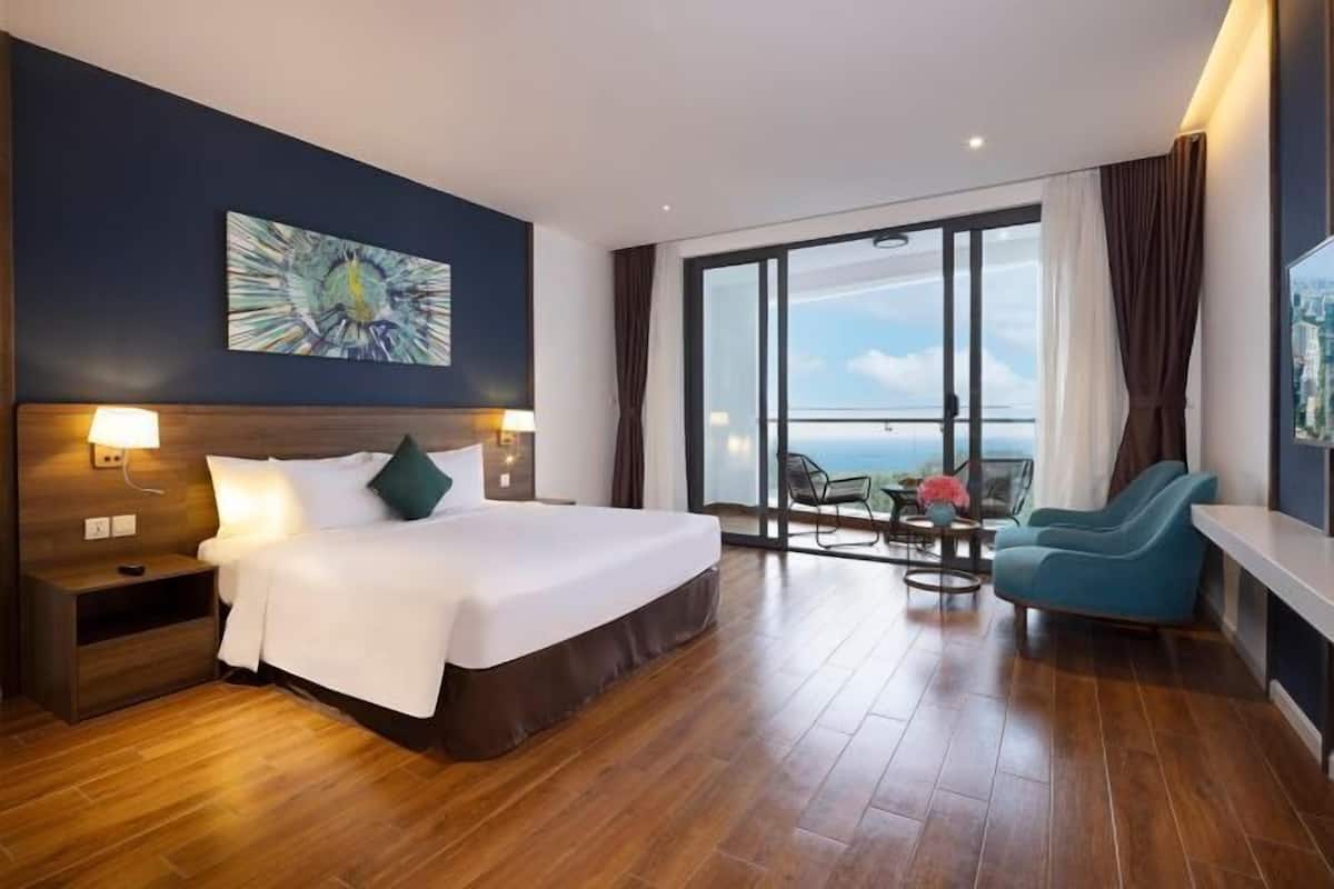 Minibar, in-room safe, free WiFi, bed sheets